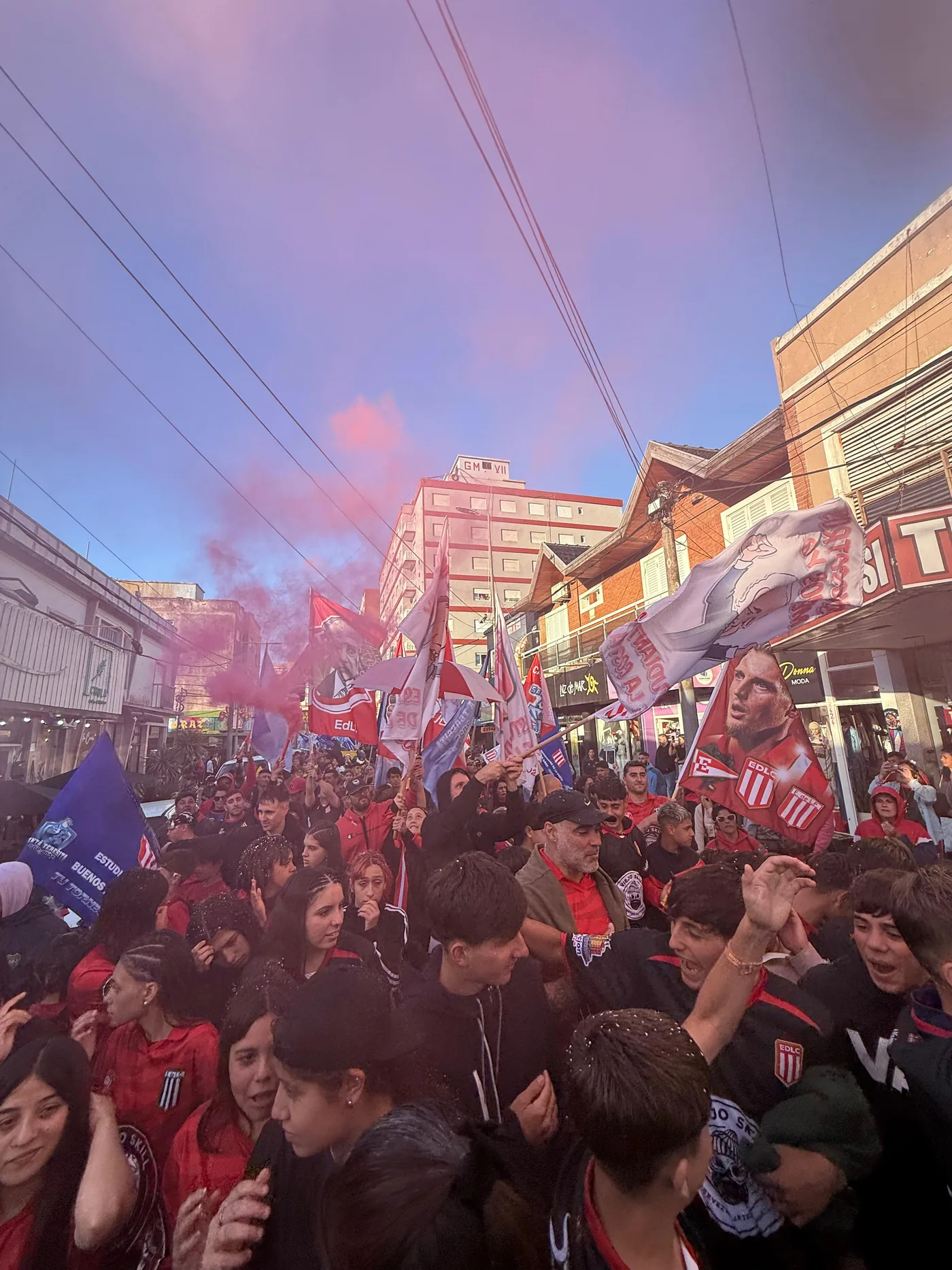 Familias y amigos acompañando un encuentro de la Escuela de fútbol Estudiantes de la Costa