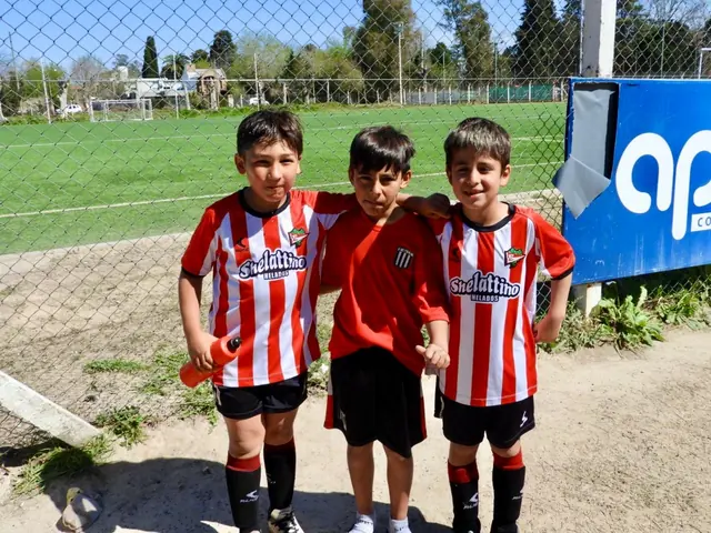 Tres amigos de la Escuela de fútbol Estudiantes de la Costa juntos