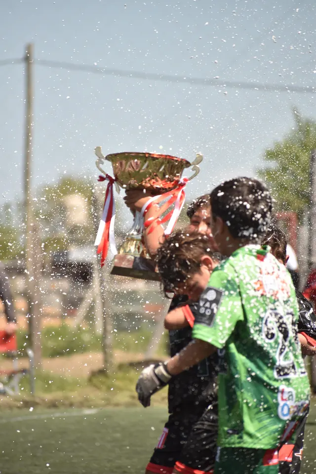 Jugadores celebrando con una copa