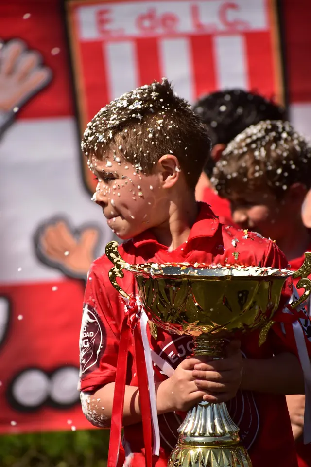 Niño con copa durante un festejo