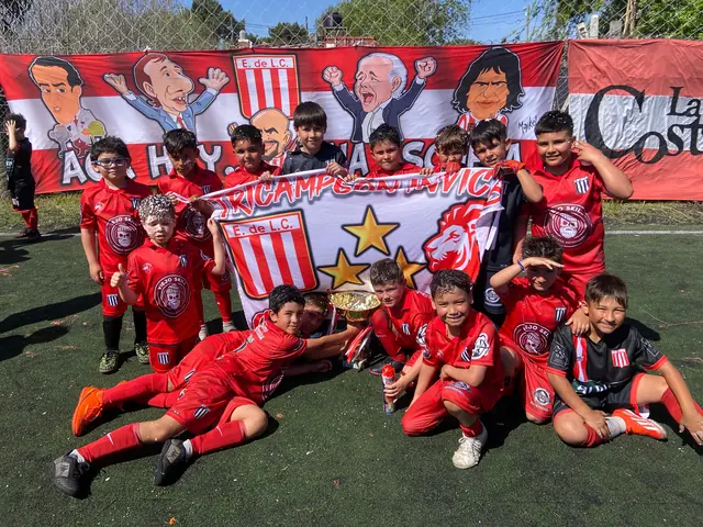 Equipo infantil junto a su bandera