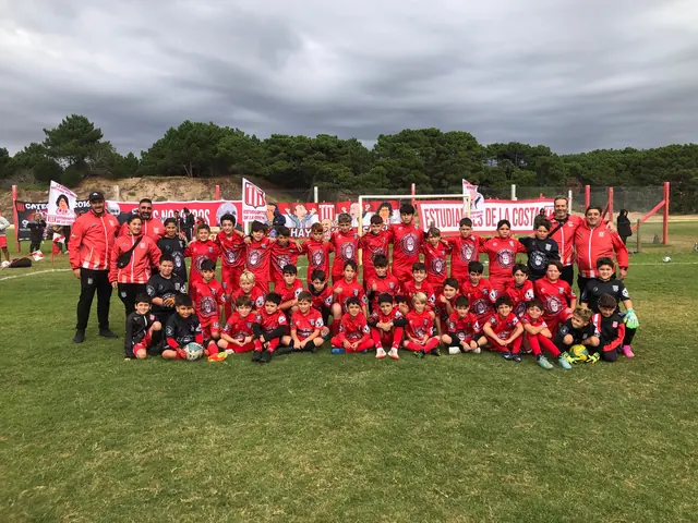Gran grupo de la Escuela de fútbol Estudiantes de la Costa reunido en la cancha