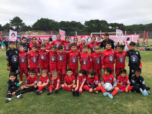 Plantel infantil completo de la Escuela de fútbol Estudiantes de la Costa