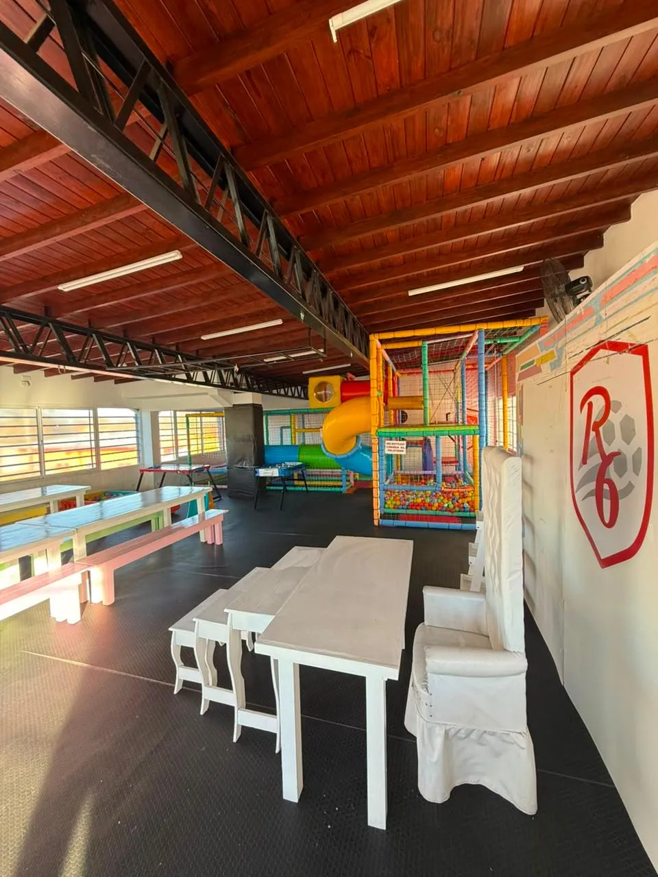 Salón del pelotero de Rústico 6 preparado para cumpleaños y encuentros familiares